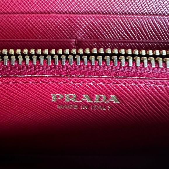 Authentic Prada Portafoglio Pattina
Large Saffiano Leather Wallet Fiery Red - Picture 4 of 16